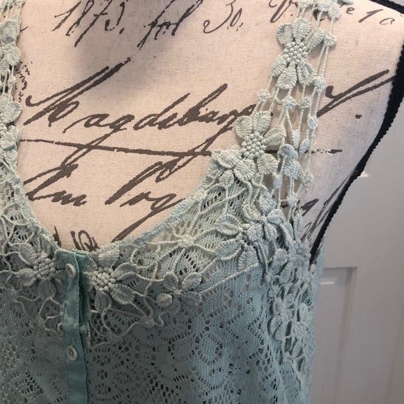 Pretty UO top - Picture 2 of 4